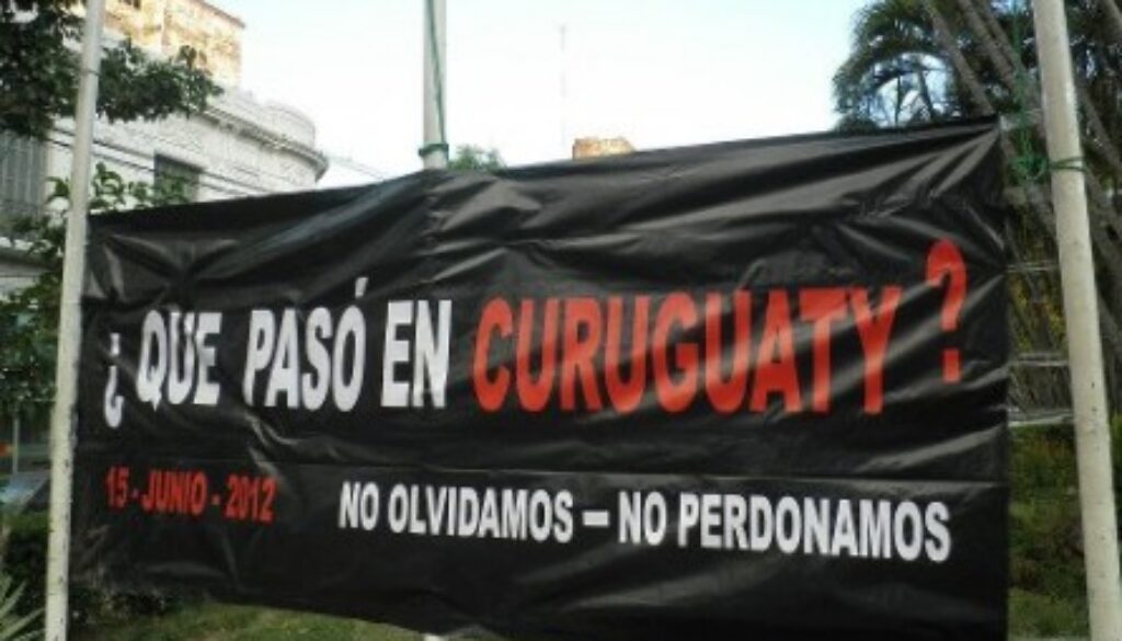 Imagen de de una bandera con laleyenda "que pasó en curuguaty 15 de junio de 2012" "no olvidamos - no perdonamos"