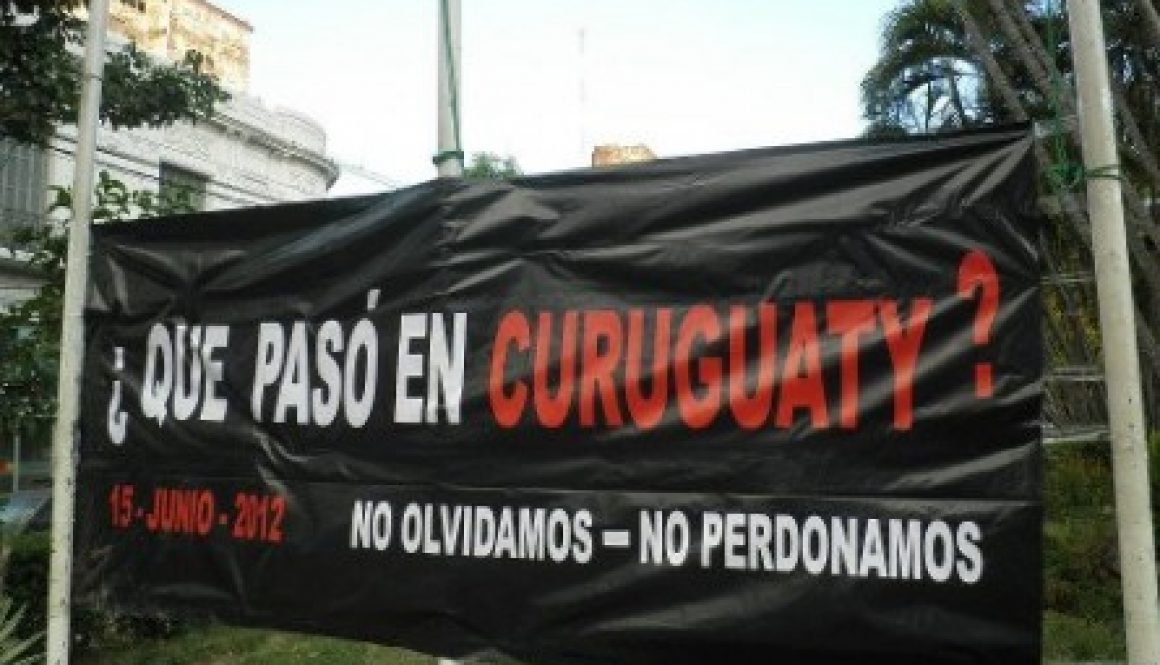 Imagen de de una bandera con laleyenda "que pasó en curuguaty 15 de junio de 2012" "no olvidamos - no perdonamos"
