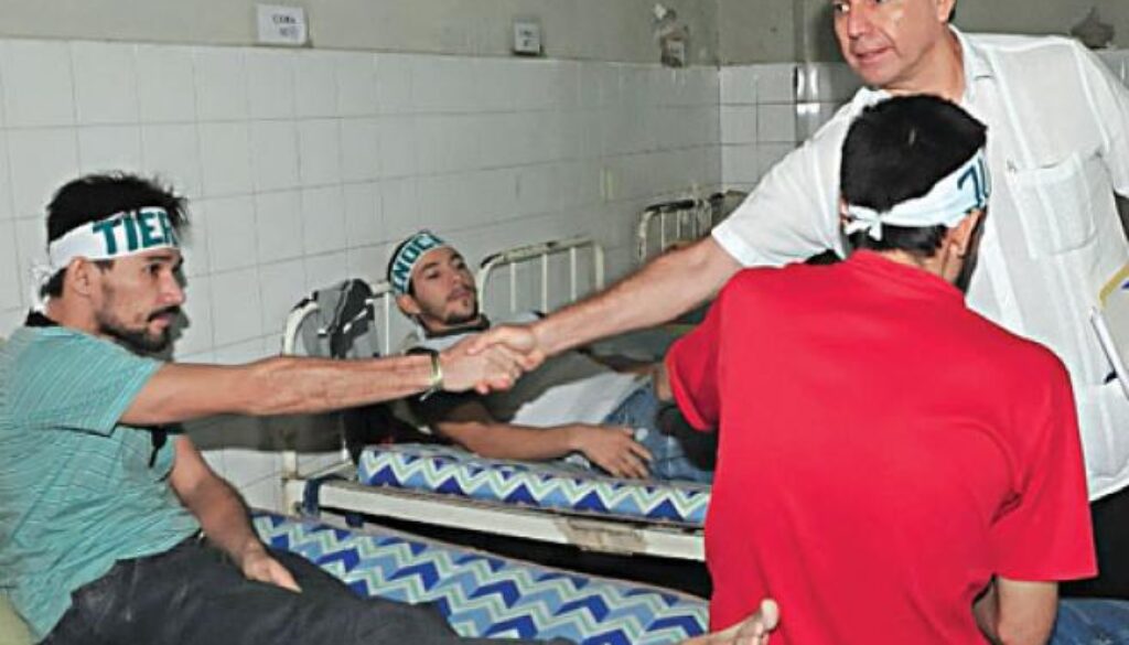 Huelguista en huelgade hambre le pasa la manoal medicoque lo atiende